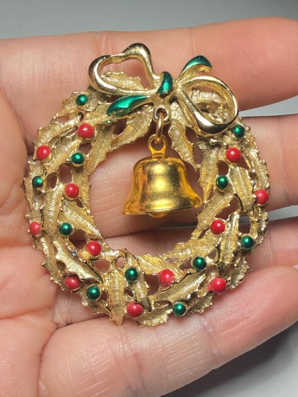 Vintage Christmas Wreath Brooch Articulated Bell Pin